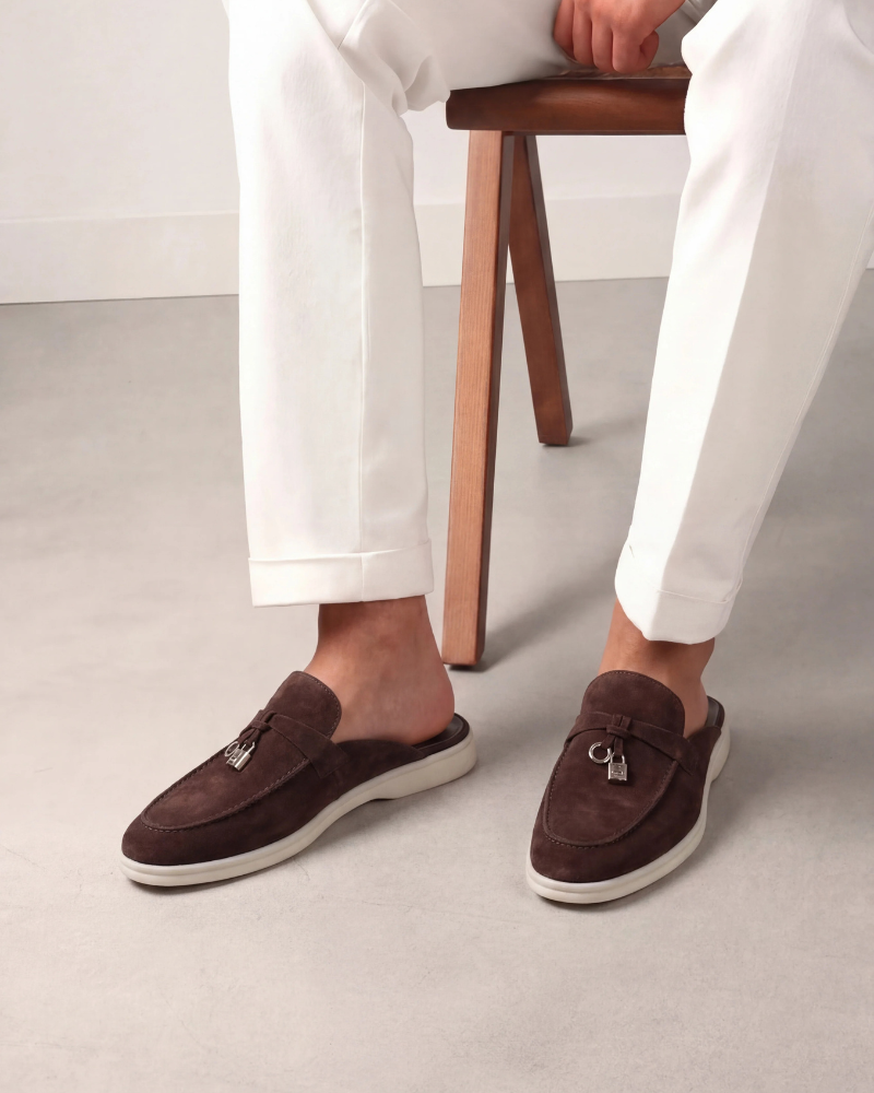 Mule in camoscio marrone dallo stile mediterraneo