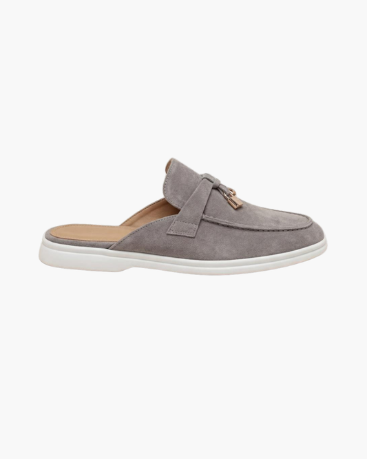 Mule in camoscio grigio chiaro in stile mediterraneo