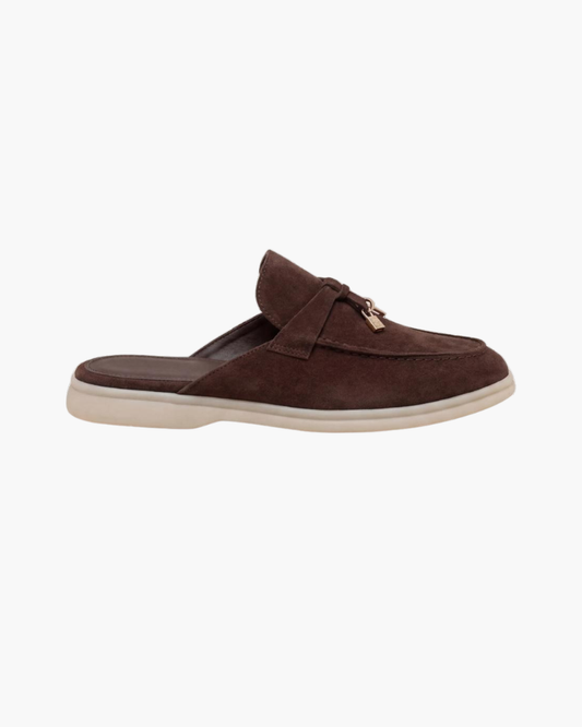 Mule in camoscio marrone dallo stile mediterraneo