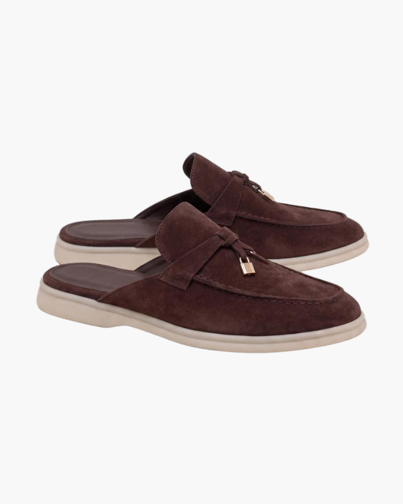 Mule in camoscio marrone dallo stile mediterraneo