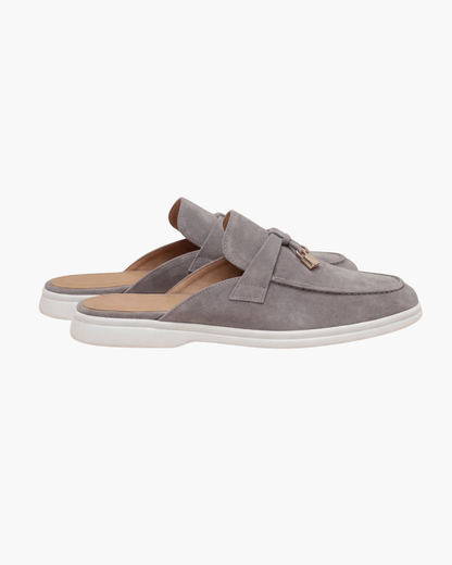 Mule in camoscio grigio chiaro in stile mediterraneo