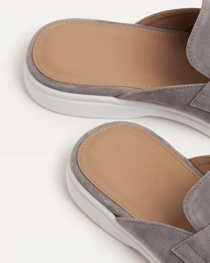 Mule in camoscio grigio chiaro in stile mediterraneo