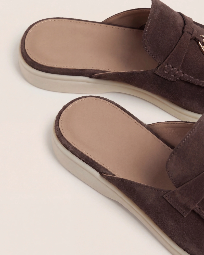 Mule in camoscio marrone dallo stile mediterraneo