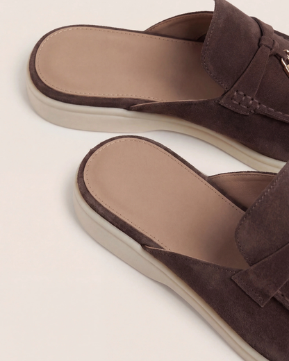 Mule in camoscio marrone dallo stile mediterraneo