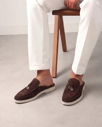Mule in camoscio marrone dallo stile mediterraneo
