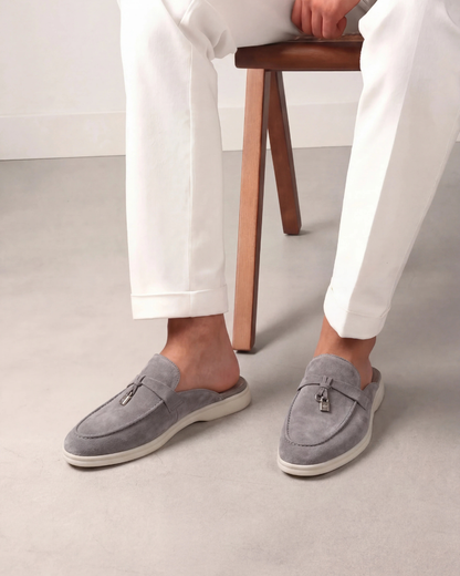 Mule in camoscio grigio chiaro in stile mediterraneo