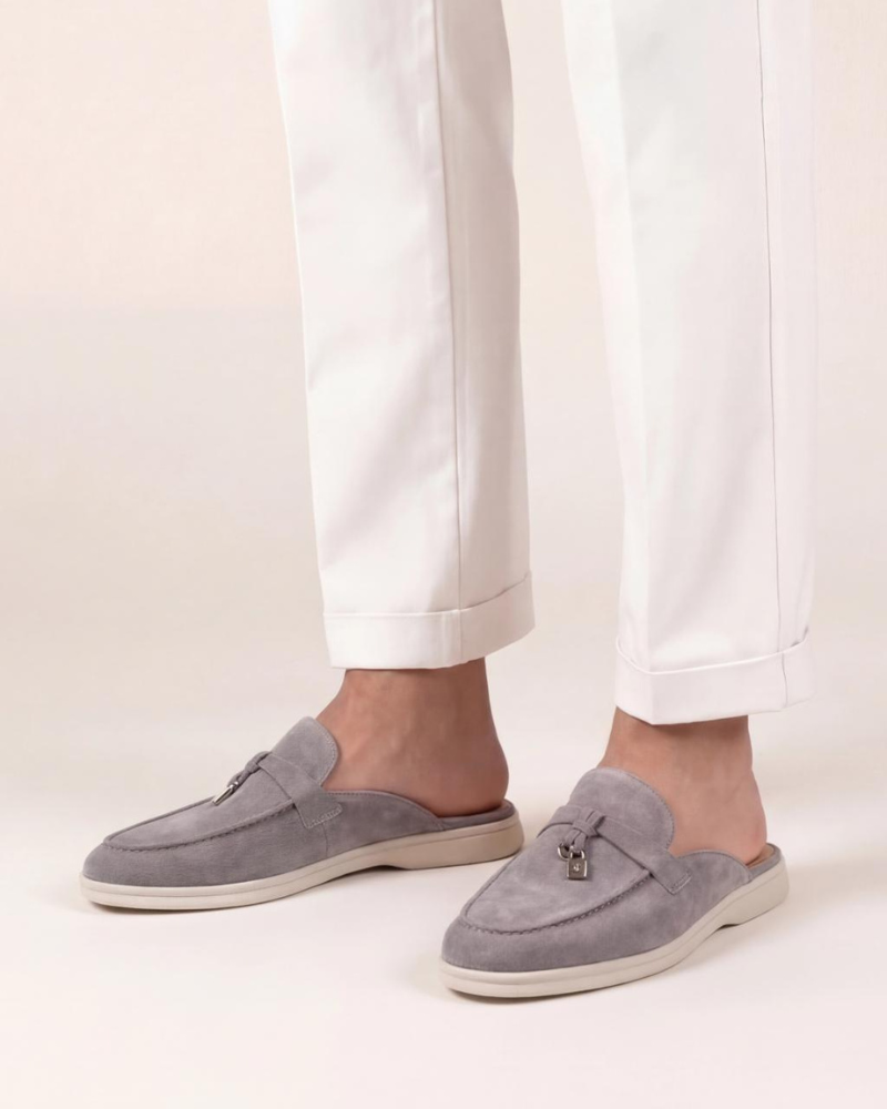 Mule in camoscio grigio chiaro in stile mediterraneo